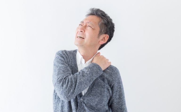 肩を押さえる男性