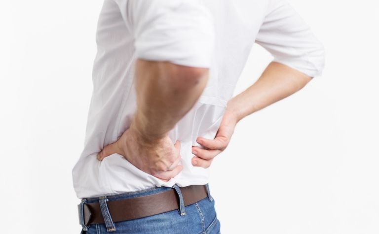 腰を押さえる男性